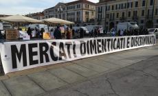 "Se non di covid morirò di fame": la protesta degli ambulanti oggi in piazza Galimberti a Cuneo