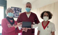 Mondovì: col tablet donato dagli “Amici del cuore”, pazienti di Cardiologia sempre in contatto con i parenti
