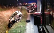 Auto esce di strada di fronte alla Olimac a Beinette. Due le vetture coinvolte nell'incidente 