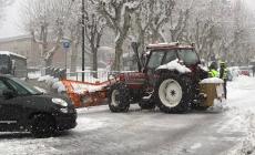 Mondovì, c'è chi si avventura ancora verso il rione Piazza senza catene e con gomme lisce durante le nevicate: un pullman per studenti