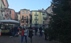 Prima vera domenica di shopping natalizio a Breo. In centro con mascherine e le prime strenne