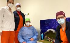 Ospedale di Mondovì: l’infermiera nel presepe del Pronto Soccorso

