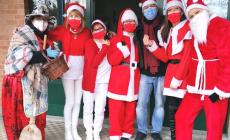 "Sacra Famiglia" di Mondovì: un sorriso e gli auguri con speciali "Babbi Natale"