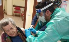 Vaccinazioni anticovid nella Rsa di Farigliano: la centenaria e il sindaco danno il “buon esempio”