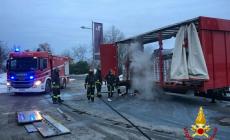 A fuoco la ruota di un camion carico di cioccolato a Beinette
