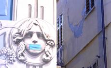 La mascherina per la testa sul palazzo di piazza Fontana