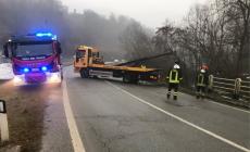 Esce di strada e finisce con l’auto nel torrente: traffico bloccato sulla Fondovalle a Clavesana