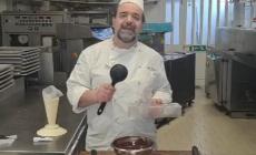 Silvio Bessone “bacchetta” Massari e Knam sulla tecnica per temperare il cioccolato