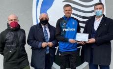 Il campione dell'Atalanta Ilcic riceve il Premio Gasco