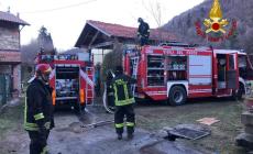 In fiamme cascinale a Chiusa Pesio: vigili del fuoco a lavoro per tutta la notte 