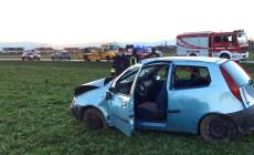 Auto esce fuori strada e si ribalta in un campo a Magliano Alpi 
