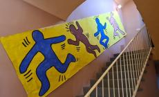 Alla Materna di Farigliano i coloratissimi omini di Haring: un messaggio di speranza per tutti i bambini