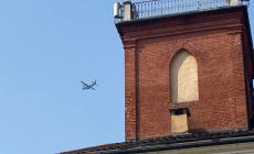 Mondovì: il grande aereo militare che sorvola la città