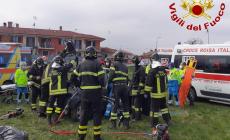 Auto prende di punta una rotonda a Beinette e “decolla” travolgendo un palo della luce a tre metri di altezza 