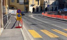 Mondovì, nuovo attraversamento pedonale (provvisorio) per i lavori di ristrutturazione dei marciapiedi in corso Statuto