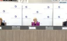 Ema, nessuna restrizione per il vaccino AstraZeneca: “I benefici superano i rischi”