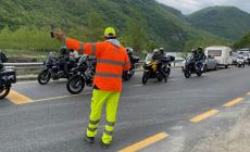 Ss28 in Val Tanaro: le code per il rientro dalla Liguria "regolate" dai cantonieri. Anas: «Lavori conclusi tra maggio e giugno»