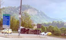 Ceva: mezzo pesante esce di strada alla rotonda 