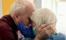 Case di Riposo che riaprono le porte ai parenti: al “Sacra Famiglia” di Mondovì oggi i primi abbracci