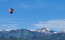 Sole, cielo azzurro e la mongolfiera di John AImo in volo: lo spettacolo di Mondovì e del Monregalese