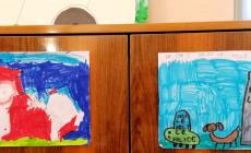 Bimbi ringraziano con due disegni la polizia locale di Dogliani intervenuta dopo un incidente