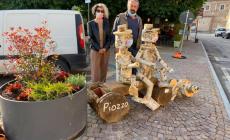 Piozzo: in piazza 5 Luglio 1944 la panchina di Gin e Gena e ër can