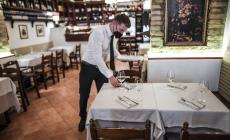 Il pasticcio dei posti ai tavoli del ristorante: contrordine, in zona bianca no al limite dei 4 commensali