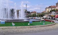Mondovì: aiuola della fontana dei bambini rovinata dopo Italia - Belgio, partono le denunce. Si attendono le “spontanee presentazioni al Comando di Polizia Locale”