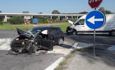 Scontro auto furgone a Carrù di fronte al casello della A6