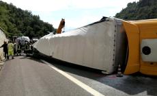 Altro incidente sulla A6: camion si ribalta, tratto chiuso tra Ceva e Millesimo vero Torino. Code sulla ss28