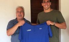 Niella: la maglia dell’olimpionico Luca Cupido al sindaco Mina