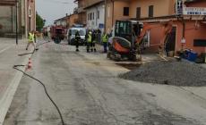 Tranciata tubatura del gas in centro Magliano Alpi. Evacuate 40 persone