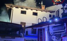 A fuoco il tetto di una palazzina in frazione Valdibà a Dogliani 