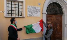 VIDEO - Carrù: scoperta la lapide in ricordo di don Giorgio Oderda traslata sulla facciata della casa canonica