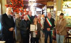 Consegnata alla “Caffetteria Arione” la formella che ricorda la felice intuizione di don Ravina: salvò gli ostaggi dei nazisti