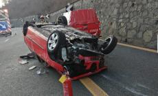 Auto ribaltata in autostrada a Roccavignale con quattro persone a bordo 