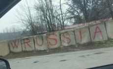 Scritta che inneggia alla Russia a Clavesana