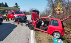 Montezemolo, incidente stradale: donna incastrata nell'auto