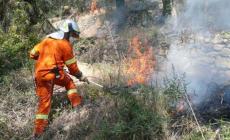 Boschi in fiamme a Chiusa Pesio, necessario l'elicottero per i lanci di acqua dall'alto