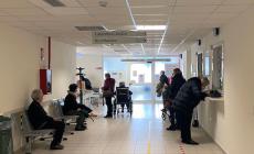 Mondovì, nuove vaccinazioni anti covid: code, proteste e sovraffollamento