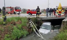 Incidente a Castelletto Stura: una delle auto coinvolte è finita nel canale