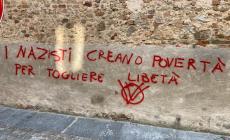Vandali di nuovo in azione a Piozzo: scritta con lo spray sulla parete della chiesa parrocchiale