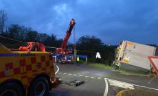 Farigliano: Tir carico di cippato si ribalta lungo la Sp 9
