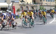 Il passaggio del Giro-E in corso Statuto a Mondovì