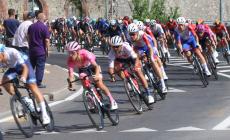 Giro d'Italia: il passaggio della maglia Rosa in corso Statuto a Mondovì