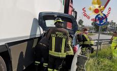 Mondovì: auto tra guard rail e camion, giovane ferita