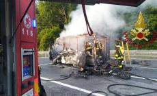 Furgone distrutto dalle fiamme sulla A6: l’autista lo porta fino all’area di servizio