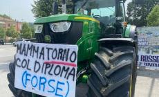 Mondovì, scuola terminata: l'Agrario festeggia, come tradizione, con i trattori... e con gli slogan