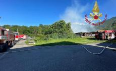 Ricovero attrezzi in fiamme a Peveragno, intervento dei vigili del fuoco di Cuneo e Morozzo
