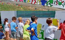 Clavesana: gli “artisti” delle Elementari hanno abbellito l’ex canonica con i colorati omini di Haring